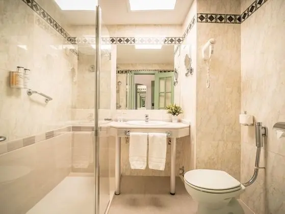 Tek Büyük veya İki Ayrı Yataklı Oda, Teras, Kısmi Deniz Manzaralı