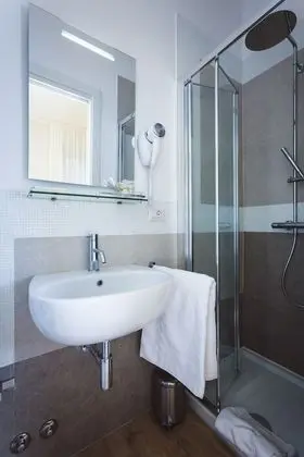 Standard Tek Büyük Yataklı Oda, Banyolu/Duşlu (Yellow Room)