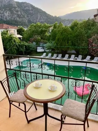 Aile Suiti, Havuz ve Bahçe Manzaralı, Balkonlu