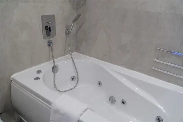 King Suit - Teraslı , Spa Küvetli