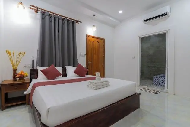 Deluxe Tek Büyük Yataklı Oda, Balkon, Havuz Manzaralı