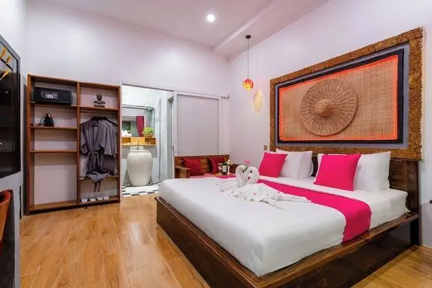 Deluxe Tek Büyük Yataklı Oda, Balkon, Havuz Manzaralı