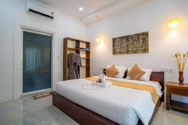 Deluxe Tek Büyük Yataklı Oda, Balkon, Havuz Manzaralı