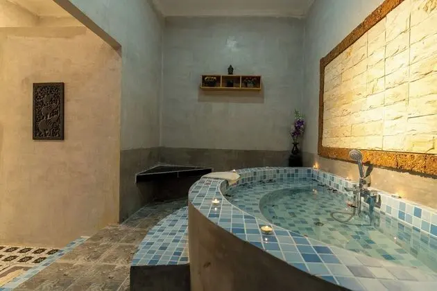Deluxe Tek Büyük Yataklı Oda, Balkon, Havuz Manzaralı