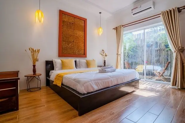 Deluxe Tek Büyük Yataklı Oda, Balkon, Havuz Manzaralı