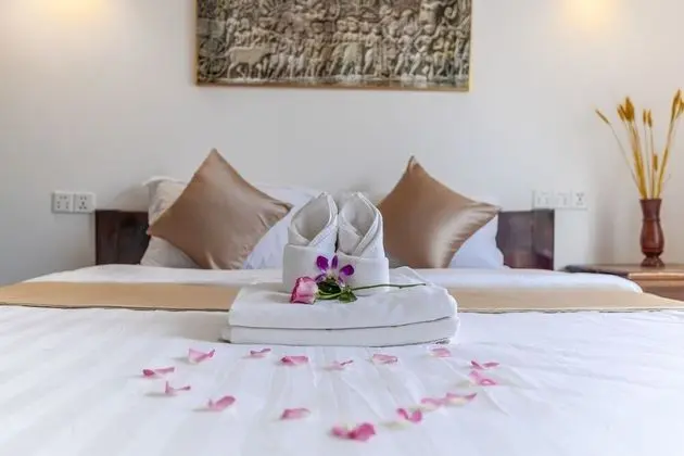 Deluxe Tek Büyük Yataklı Oda, Balkon, Havuz Manzaralı