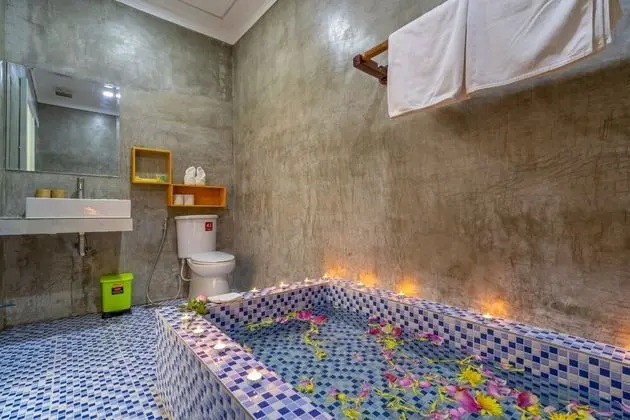 Deluxe Tek Büyük Yataklı Oda, Balkon, Havuz Manzaralı
