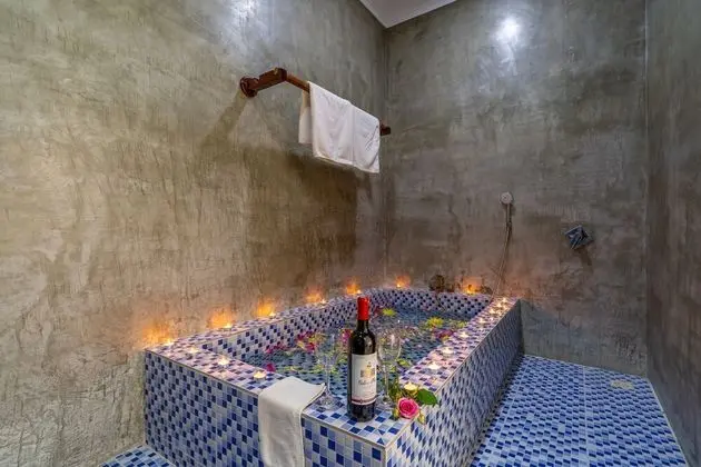Deluxe Tek Büyük Yataklı Oda, Balkon, Havuz Manzaralı