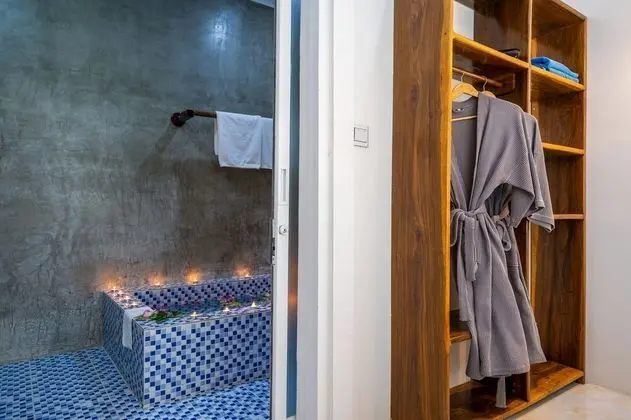 Deluxe Tek Büyük Yataklı Oda, Balkon, Havuz Manzaralı