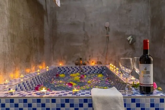 Deluxe Tek Büyük Yataklı Oda, Balkon, Havuz Manzaralı