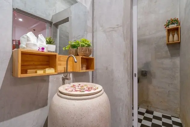 Deluxe Tek Büyük Yataklı Oda, Balkon, Havuz Manzaralı