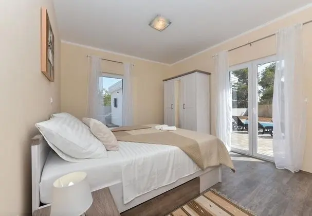 Ev (Ani 1 - with pool - H(6))