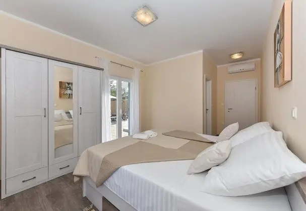 Ev (Ani 1 - with pool - H(6))