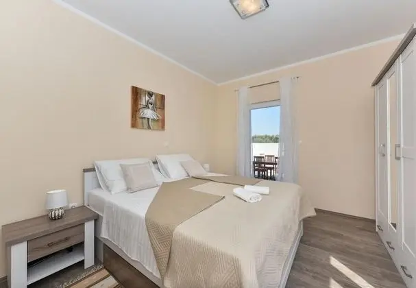 Ev (Ani 1 - with pool - H(6))