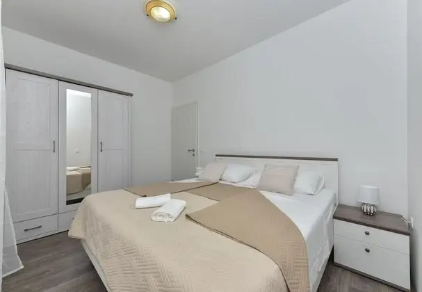 Ev (Ani 1 - with pool - H(6))