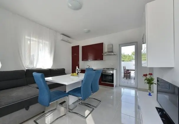 Ev (Ani 1 - with pool - H(6))