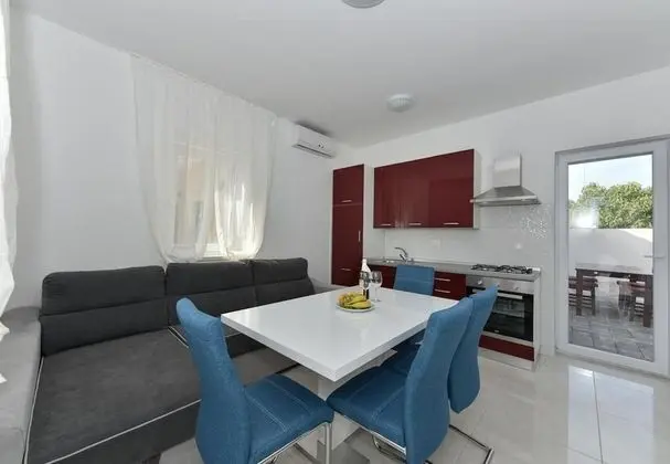 Ev (Ani 1 - with pool - H(6))