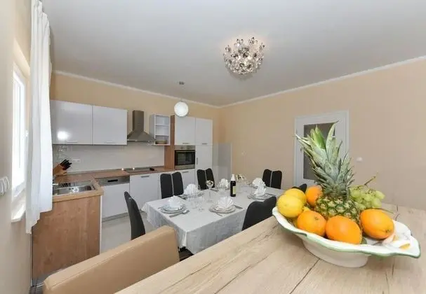 Ev (Ani 1 - with pool - H(6))