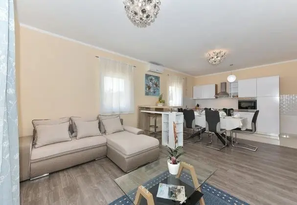 Ev (Ani 1 - with pool - H(6))