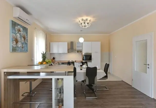 Ev (Ani 1 - with pool - H(6))