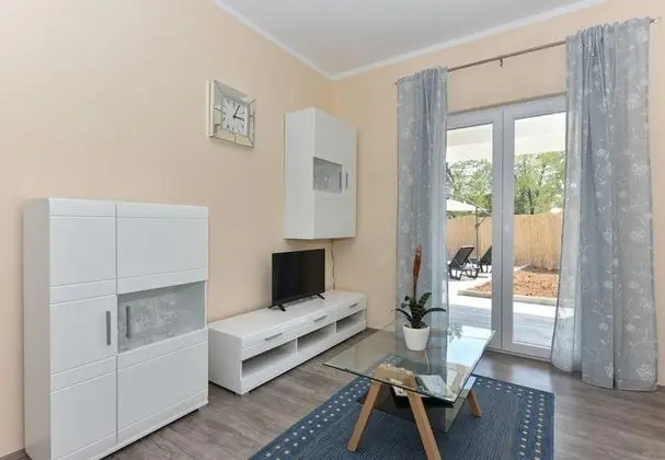 Ev (Ani 1 - with pool - H(6))