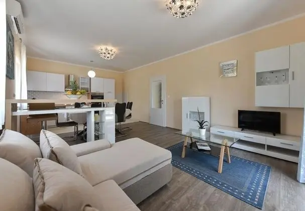 Ev (Ani 1 - with pool - H(6))