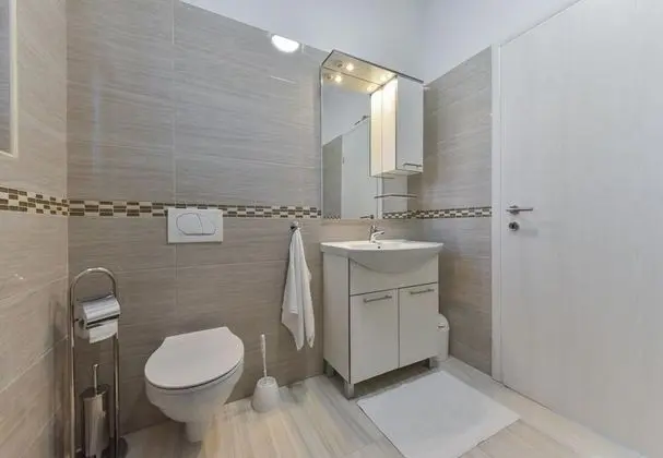 Ev (Ani 1 - with pool - H(6))