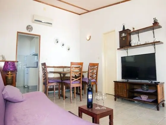 Ev (Ani - 30 m from beach - H(4+1))
