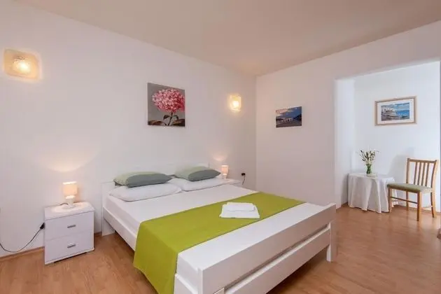 Ev (Anita - with pool - H(8+2))