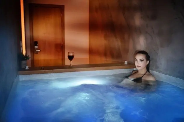 Suite with Hot Tub and Mountain View
