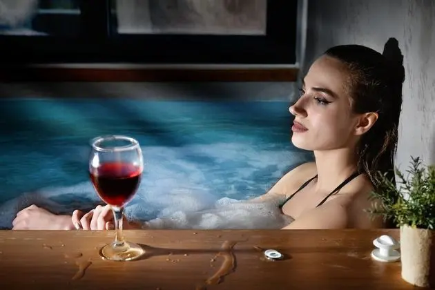 Suite with Hot Tub and Mountain View