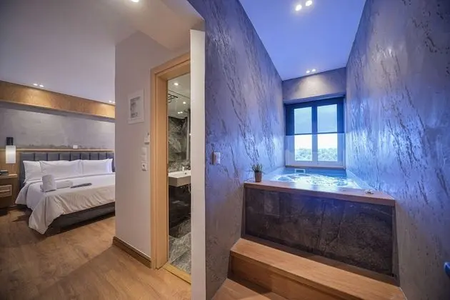 Suite with Hot Tub and Mountain View