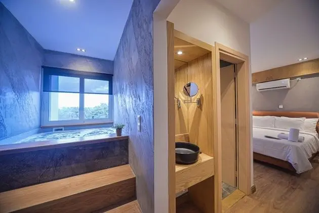 Suite with Hot Tub and Mountain View