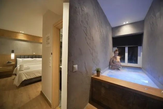 Suite with Hot Tub and Mountain View