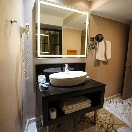 Deluxe Oda, Köşe