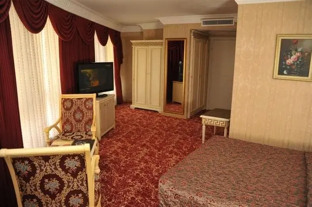 KÖSE SUIT