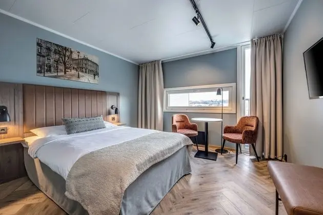 Small double room (140 cm wide bed)