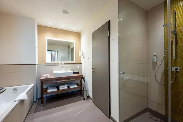 Junior Süit, 1 En Büyük (King) Boy Yatak, Küvet