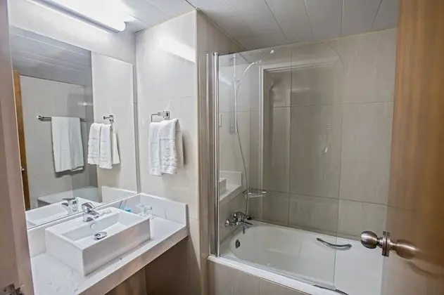 https://i.travelapi.com/lodging/3000000/2500000/2494800/2494783/6681b712_z.jpg