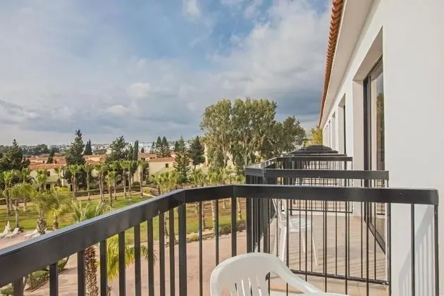 https://i.travelapi.com/lodging/3000000/2500000/2494800/2494783/7958e323_z.jpg