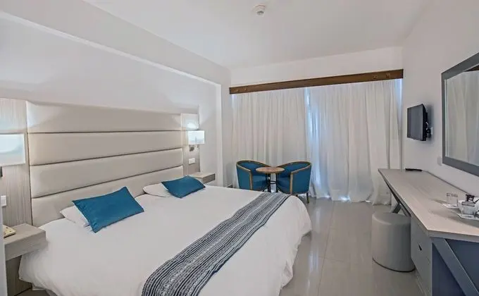 https://i.travelapi.com/lodging/3000000/2500000/2494800/2494783/cde1373d_z.jpg