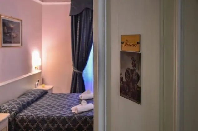 Tek Büyük Yataklı Oda (extra bed - external private bathroom)