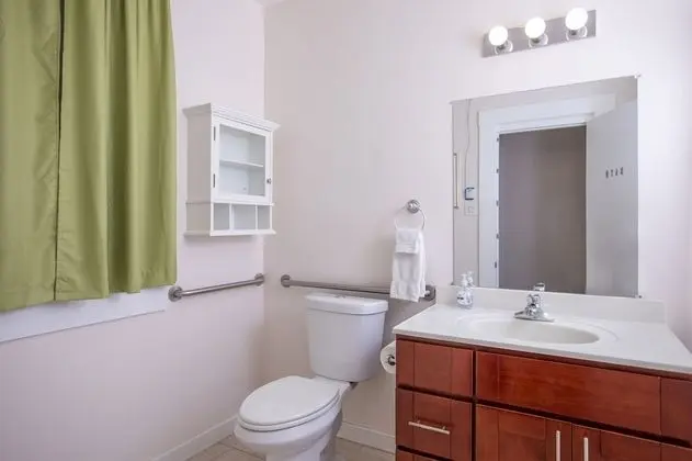 Tek Büyük Yataklı Oda, Ortak Banyo