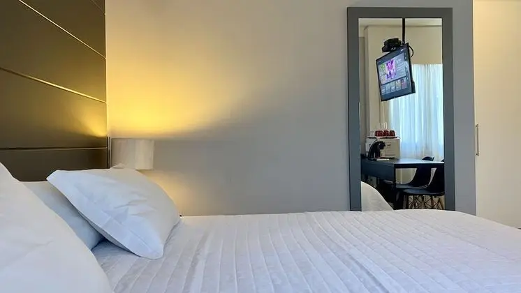 City Tek Büyük Yataklı Oda