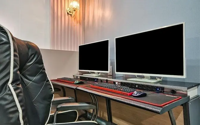 Oda (Styler &amp; couple PC (Netflix &amp;)