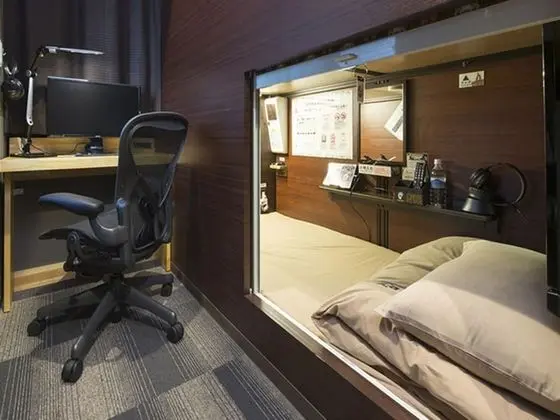 Basic Ortak Ranzalı Oda, Sadece kadınlar için, Sigara İçilmez (Capsule, with Work Space)
