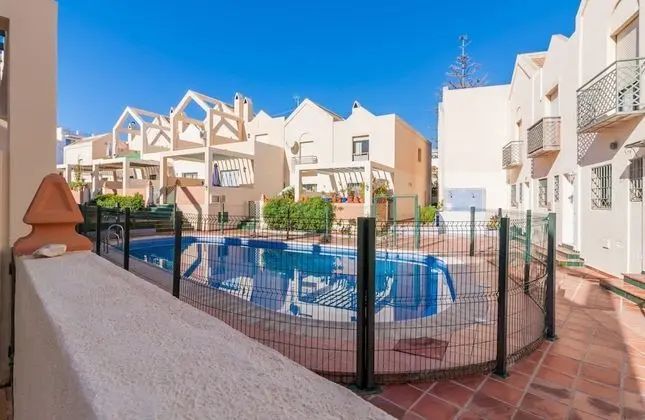 Apart Daire, 3 Yatak Odası, Teras, Havuz Manzaralı