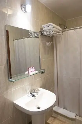 Üç Kişilik Oda