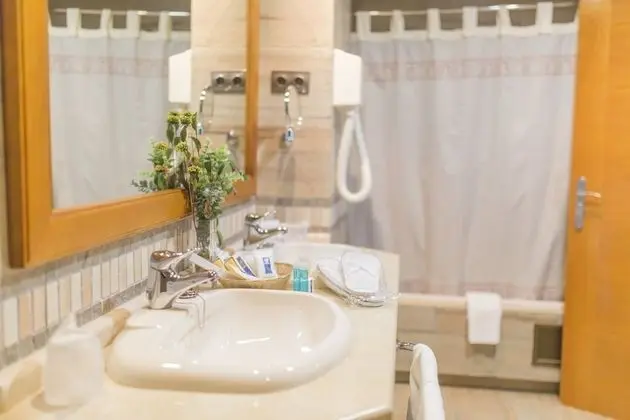 Büyük Yataklı Tek Kişilik Oda