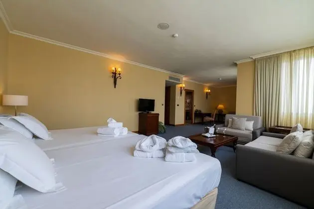 Junior Süit (2 Adults and 1 Child)